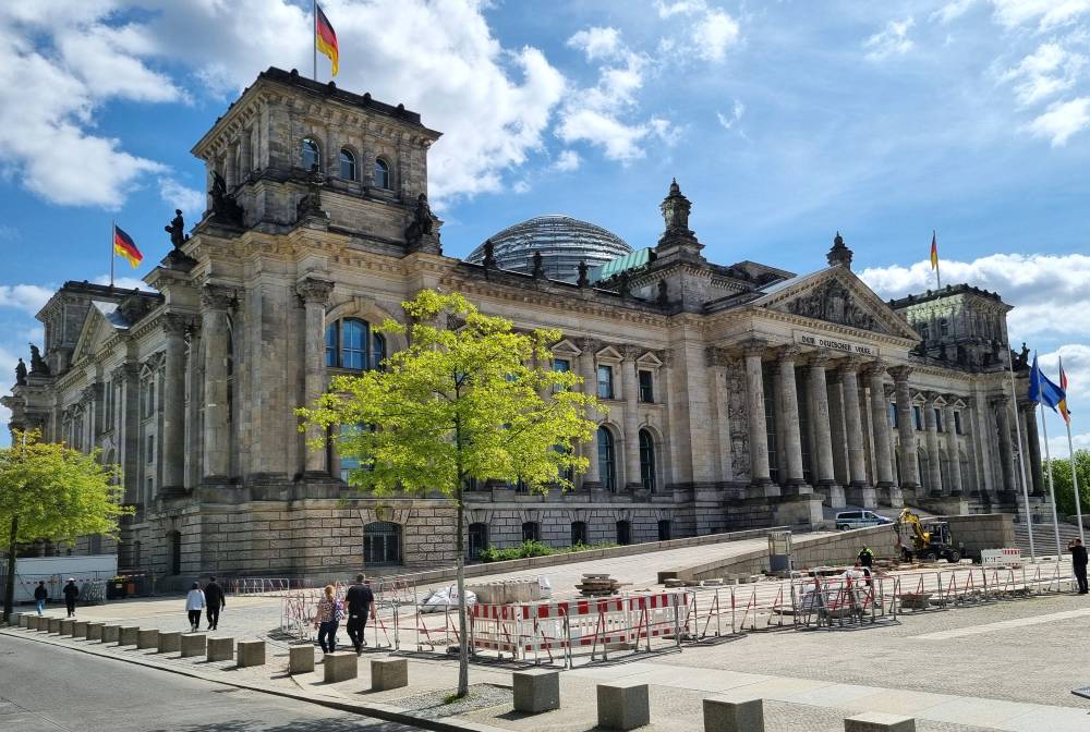 Das Parlamentsgebäude in Berlin und Sitz des Deutschen Bundestags wird Reichstag genannt. Bild: Dr. Paul Schmidt, MdB
